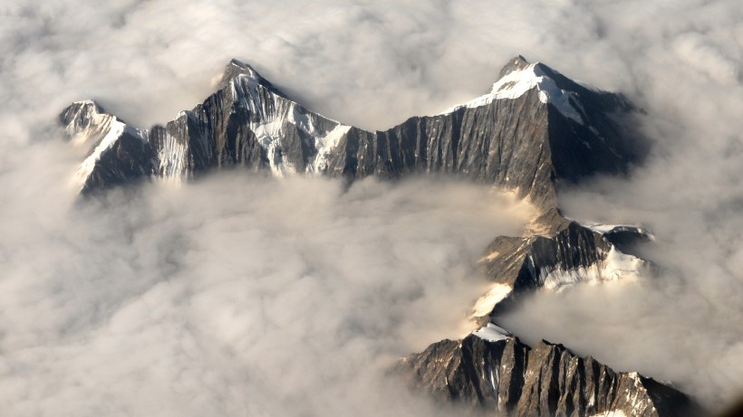 点击大图看下一张：云雾缭绕的山峰图片