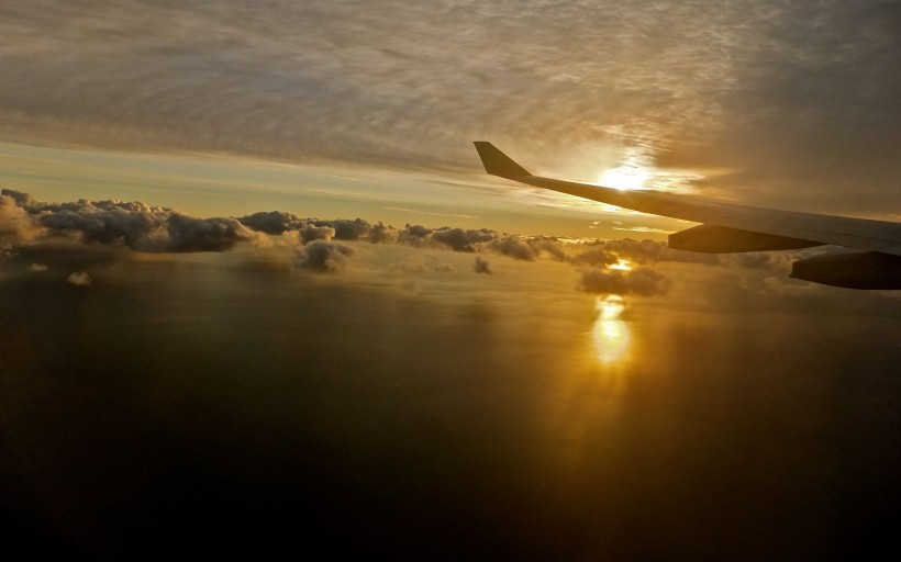 点击大图看下一张：云霄晚霞飞机唯美风景图片