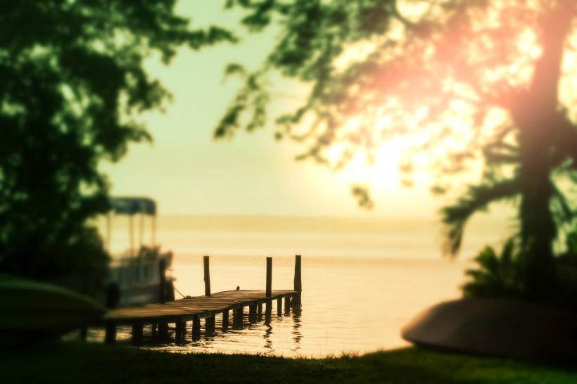 点击大图看下一张：早晨湖泊景色图片