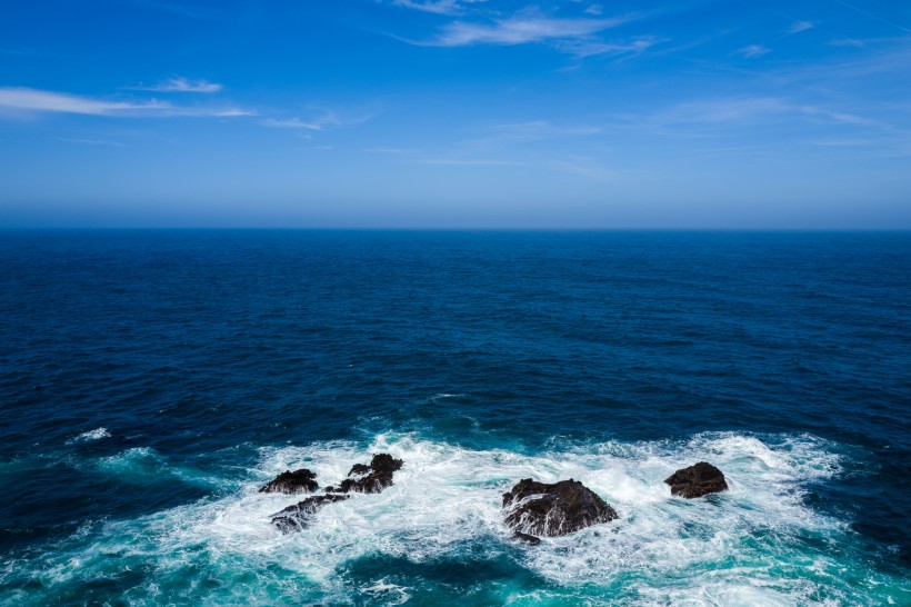 点击大图看下一张：湛蓝的大海图片