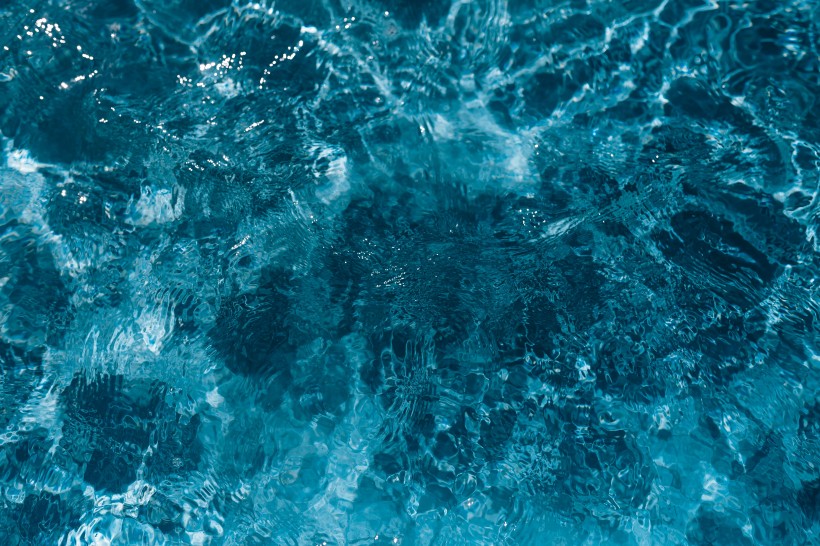 点击大图看下一张：湛蓝清澈的水图片