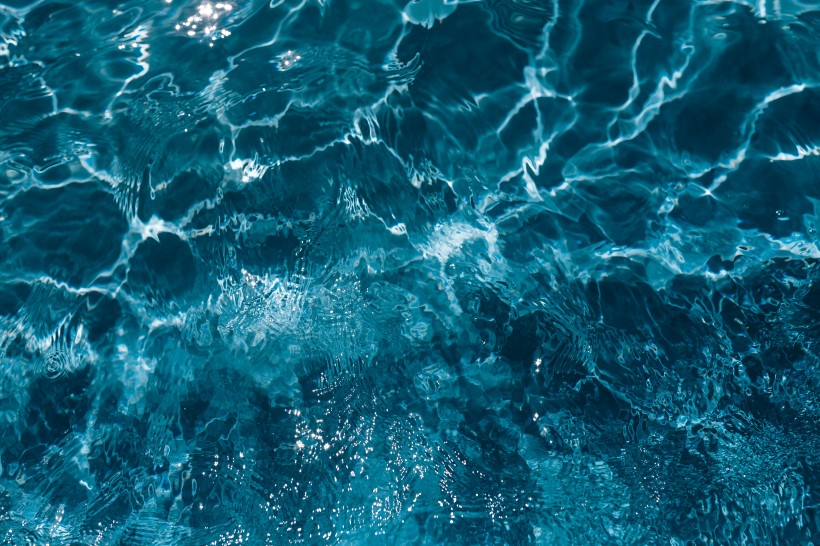 点击大图看下一张：湛蓝清澈的水图片