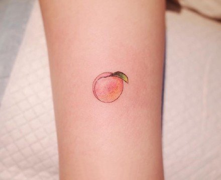 点击大图看下一张：很可爱的一组小桃子纹身图片