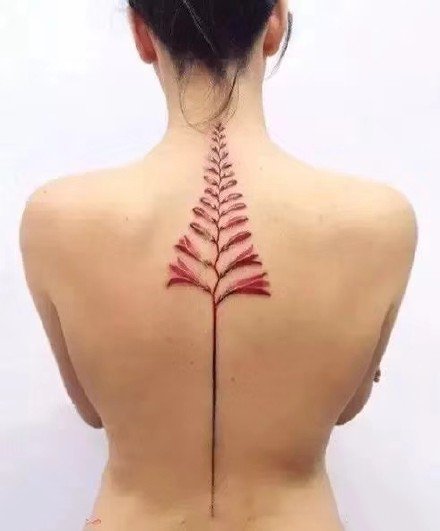 点击大图看下一张：适合女生后背脊椎骨上的漂亮的脊柱纹身