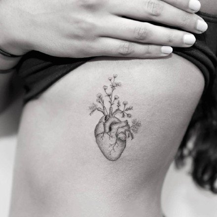 点击大图看下一张：心脏纹身：黑灰色的一组素描心脏纹身图案