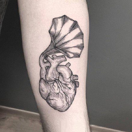 点击大图看下一张：心脏纹身：黑灰色的一组素描心脏纹身图案