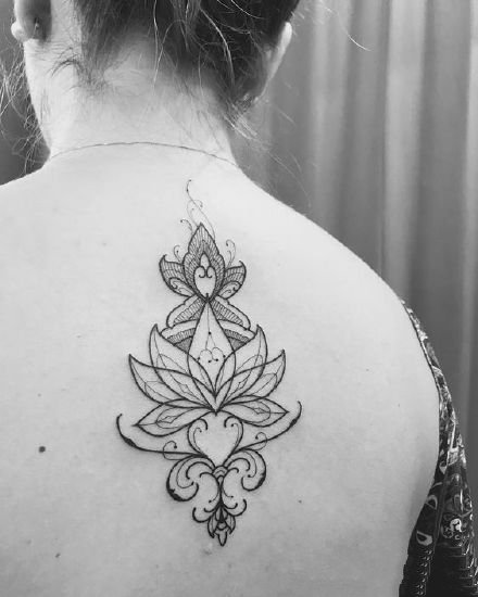 点击大图看下一张：莲花图腾：适合女生做在后背的莲花纹身图片