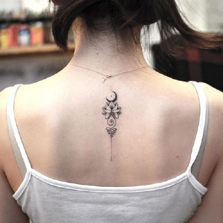 点击大图看下一张：莲花图腾：适合女生做在后背的莲花纹身图片