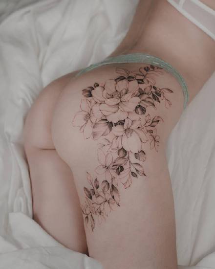 点击大图看下一张：超级性感的女性大腿侧部素花纹身作品