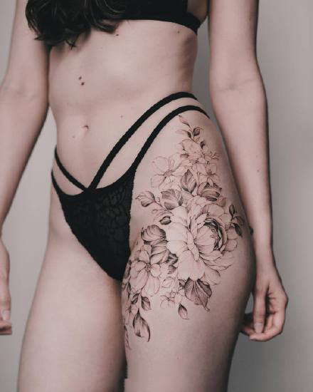 点击大图看下一张：超级性感的女性大腿侧部素花纹身作品