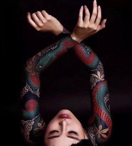 点击大图看下一张：花臂女神：传统的一组女性大花臂纹身图案9张