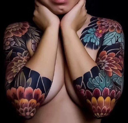 点击大图看下一张：花臂女神：传统的一组女性大花臂纹身图案9张