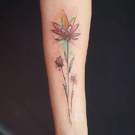 点击大图看下一张：适合小臂上的小清新唯美花朵纹身图案
