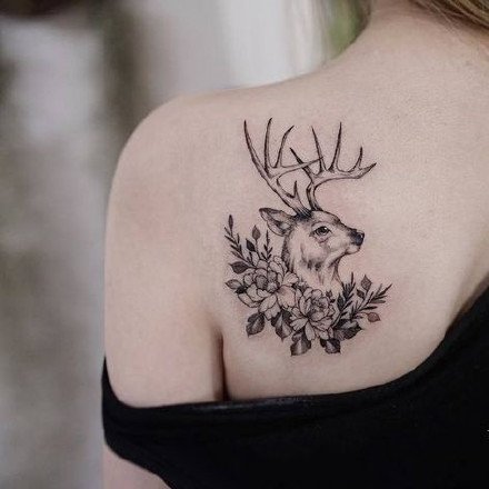 点击大图看下一张：鹿角和小花花组合的黑灰纹身作品9张