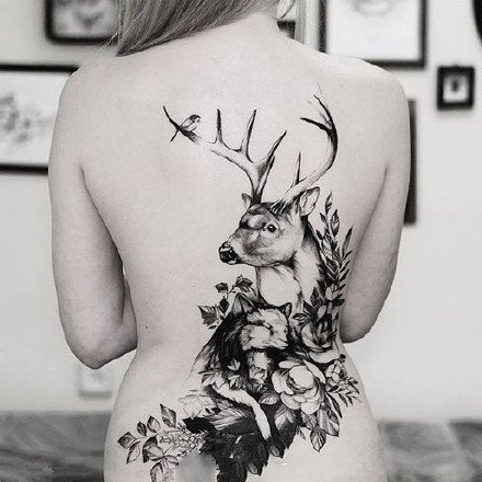 点击大图看下一张：鹿角和小花花组合的黑灰纹身作品9张