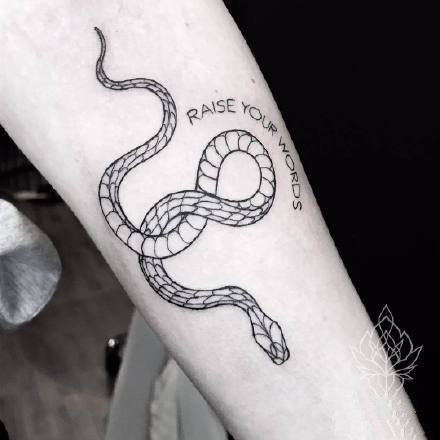 点击大图看下一张：小蛇纹身：适合女士的一组黑灰纹身小蛇图案
