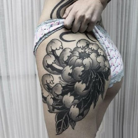 点击大图看下一张：传统菊花：一组传统风格的菊花纹身图案9张