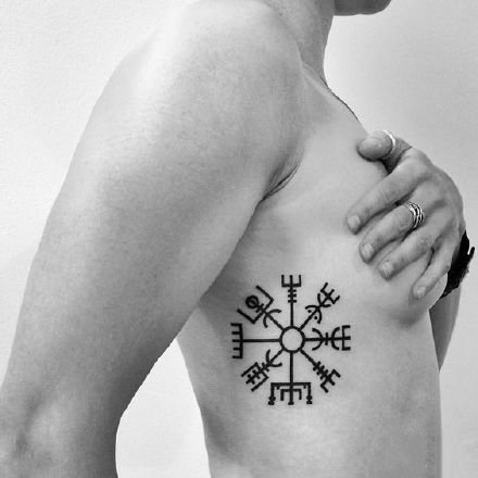 点击大图看下一张：一组维京罗盘的符号图腾纹身图案