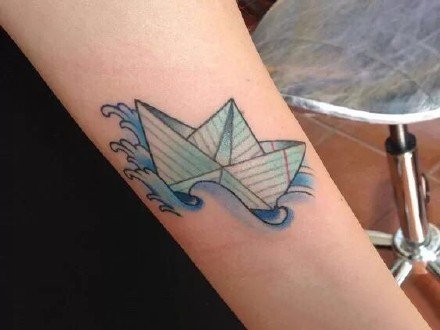 点击大图看下一张：纸船刺青：小清新的一组小纸船纹身图案9张