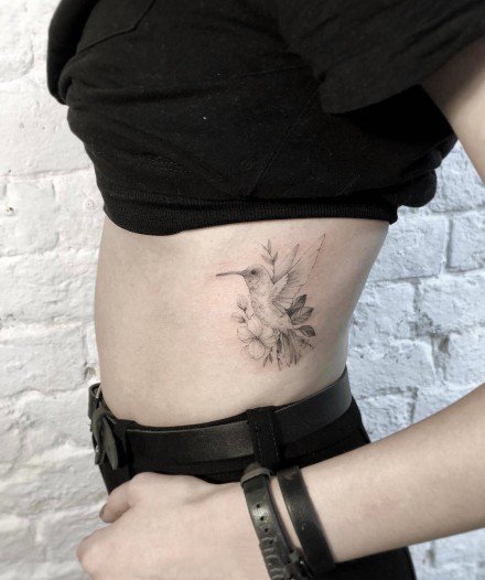 点击大图看下一张：点刺花卉：18张点刺风格的花卉纹身图案