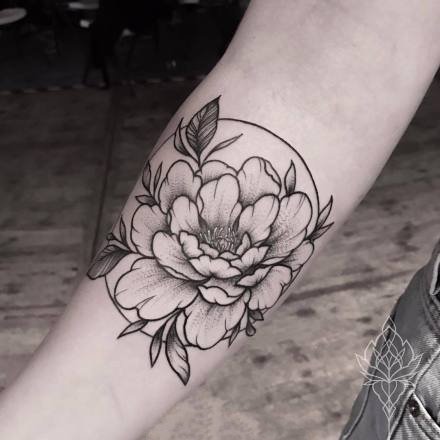 点击大图看下一张：点刺花卉：18张点刺风格的花卉纹身图案