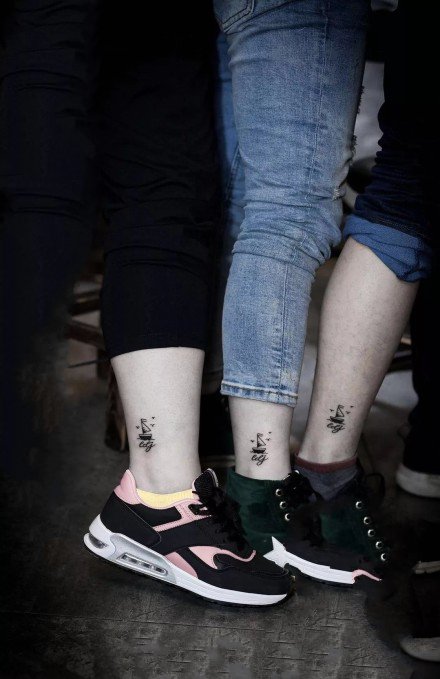 点击大图看下一张：适合闺蜜一起纹的创意成对小清新纹身作品