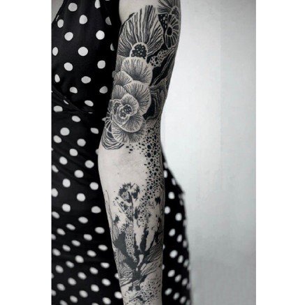 点击大图看下一张：很富有设计感的手臂黑白色创意纹身图案