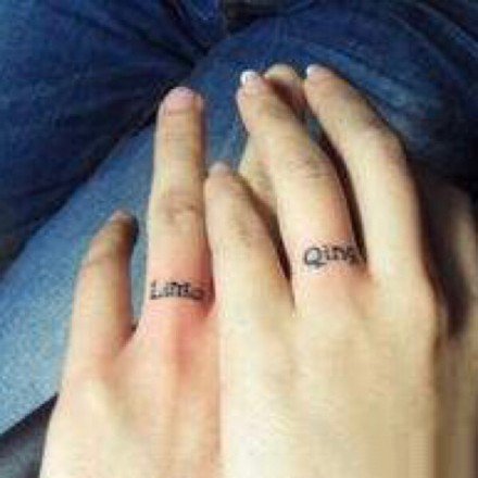 点击大图看下一张：18组情侣手指的成对戒指等纹身图案