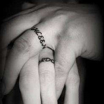 点击大图看下一张：18组情侣手指的成对戒指等纹身图案
