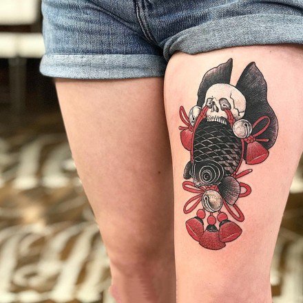 点击大图看下一张：日式风格的传统金鱼纹身图案