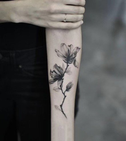 点击大图看下一张：手臂上的黑灰花朵纹身图案18张