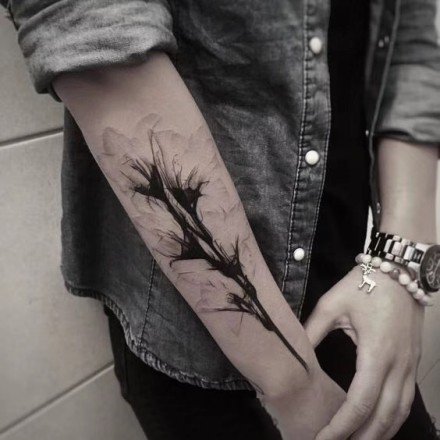 点击大图看下一张：手臂上的黑灰花朵纹身图案18张
