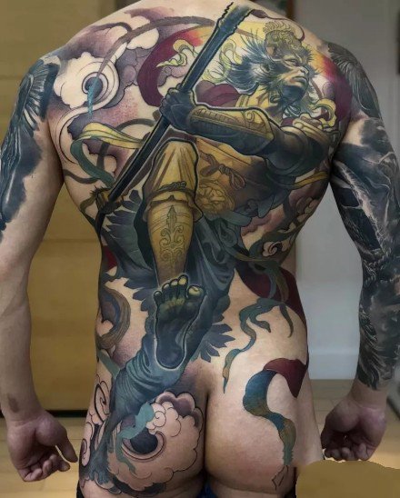 点击大图看下一张：霸气的一组满背纹身作品图案欣赏