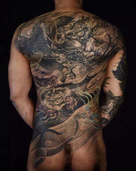 点击大图看下一张：霸气的一组满背纹身作品图案欣赏