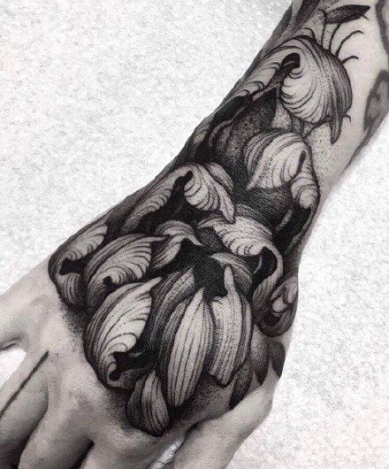 点击大图看下一张：深黑色的一组点刺花卉纹身图片