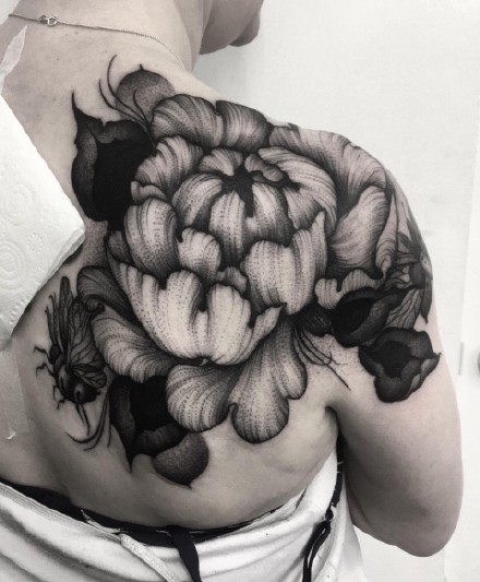 点击大图看下一张：深黑色的一组点刺花卉纹身图片