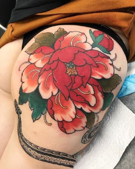 点击大图看下一张：性感的一组女性臀部屁股上艳丽花朵纹身图案