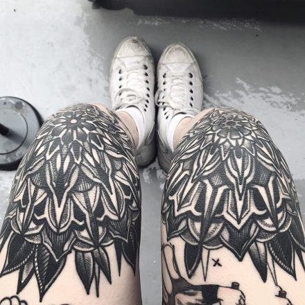 点击大图看下一张：膝盖上的黑色点刺梵花图腾纹身作品图案