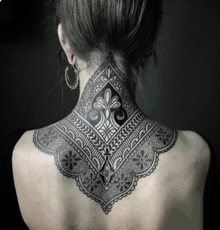 点击大图看下一张：美腻的女生后颈部点刺繁花纹身图案