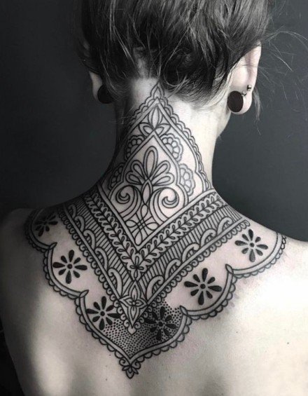 点击大图看下一张：美腻的女生后颈部点刺繁花纹身图案
