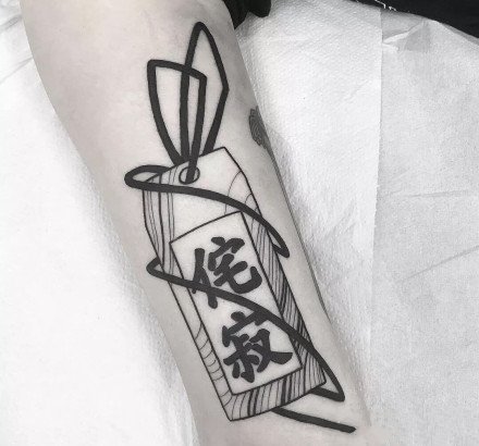 点击大图看下一张：日式文字等黑灰点刺风格的小纹身