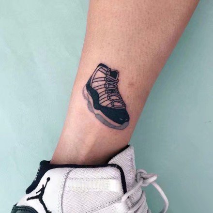点击大图看下一张：运动爱好者的个性球鞋纹身图案