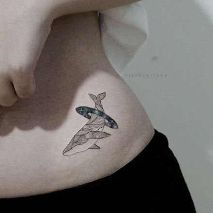 点击大图看下一张：9张唯美的星空和鲸鱼搭配的纹身图案