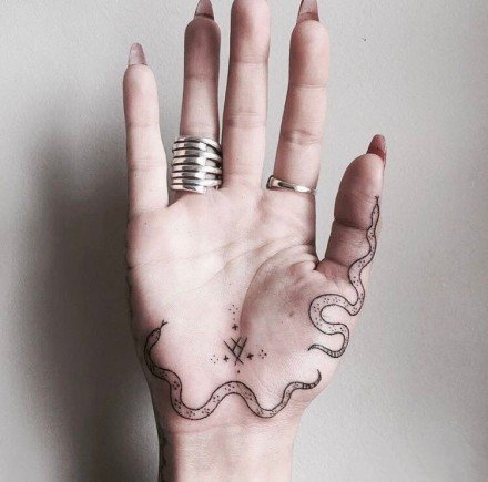 点击大图看下一张：创意的一组手背手指上的小纹身欣赏