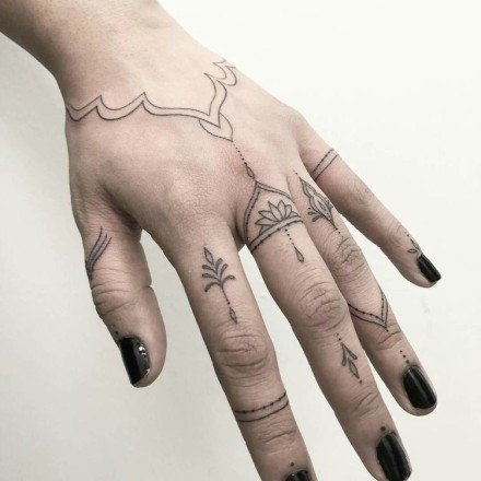 点击大图看下一张：创意的一组手背手指上的小纹身欣赏