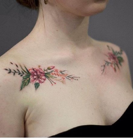 点击大图看下一张：美丽的女士成对肩花纹身图案欣赏