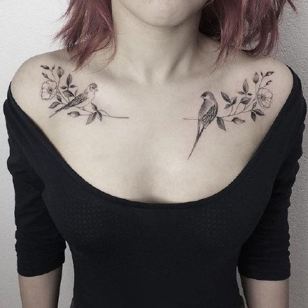 点击大图看下一张：美丽的女士成对肩花纹身图案欣赏