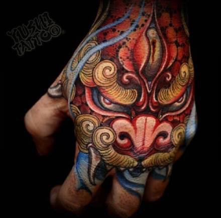 点击大图看下一张：炫彩的一组传统手背纹身图案9张
