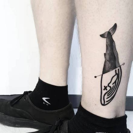 点击大图看下一张：黑色风格独特的鲸鱼纹身图片