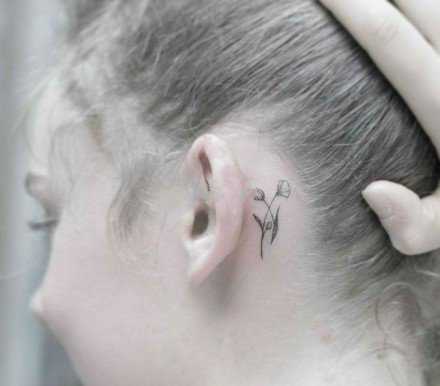 点击大图看下一张：耳后的一组黑色小清新纹身图案
